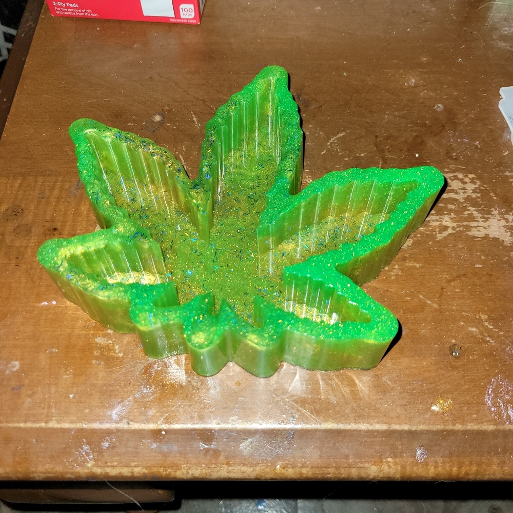 Resin maple leaf
